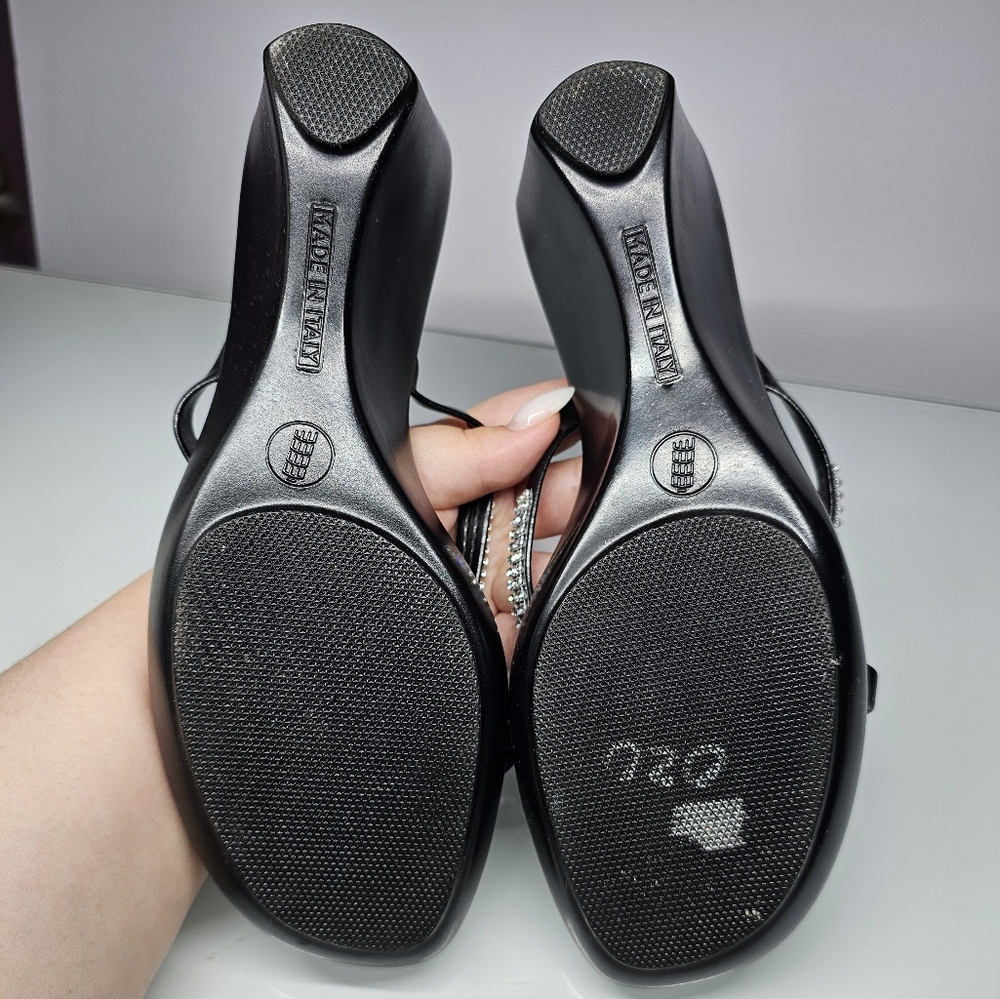 Elegant Black Wedge Sandals with Toe Straps - Picture 4 of 4